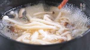 依次放火腿、豆腐，加水大火燒開，小火燉煮20分鐘，出鍋前撒上蔥花即可。
