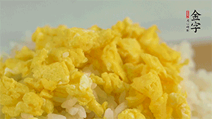 將雞蛋碎、西蘭花碎和放涼的米飯混合，用少許鹽、橄欖油調(diào)味。
