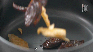 將炒好的食材放進(jìn)砂鍋，加水沒(méi)過(guò)。