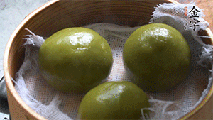 青團(tuán)上沸水鍋中蒸10分鐘即可。