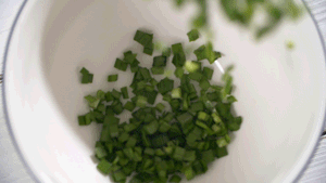 韭菜洗凈，切粒。