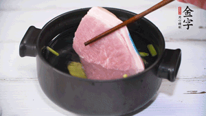 整塊豬肉，加蔥、姜片、料酒焯水。