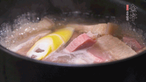 火肉、豬肉加料酒、清水大火煮開后，加入春筍小火慢燉40分鐘，出鍋前撒蔥花即可。