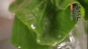 小青菜從根部掰開(kāi)，分別洗凈。