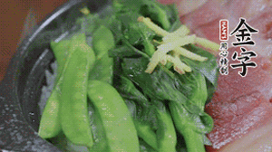 燜好的米飯開蓋，放入菜心、荷蘭豆，澆上調(diào)味汁拌勻。