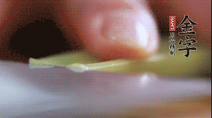 西芹改刀切成菱形。