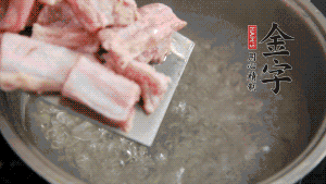 剁成塊狀的排骨洗凈，放入沸騰的鍋中，加姜片汆燙，2分鐘后撈出備用。
