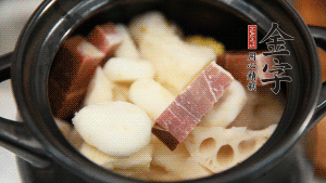 加水沒過食材，加料酒大火煮沸后，再小火燉煮1小時(shí)。（如果沒有砂鍋小火燉煮，用電飯煲的煮湯功能、高壓鍋也是可以的。）
