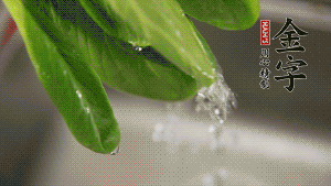 燒一鍋開水，滴一點(diǎn)油，水開后汆燙青菜至斷生即可。