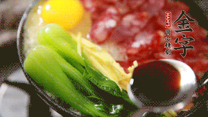 小火繼續(xù)燜，聞到米飯焦香關(guān)火繼續(xù)燜2分鐘。（微微的火力讓米飯和香腸融為一體，滋味互相滲透，又不至于讓米飯成熟太快而導(dǎo)致煳底。）