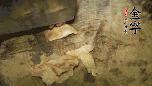 加適量溫水淹沒食材，大火燉至水沸后再小火慢燉1小時(shí)，出鍋前10分鐘加枸杞。（焯過水后的豬蹄不應(yīng)再用涼水，用溫水燉煮更容易軟爛。也可以用高壓鍋或者有煲湯功能的電飯煲，省時(shí)又便于入味。）