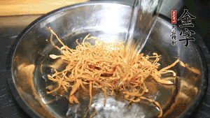 蟲草花用涼水浸泡10分鐘，干香菇溫水泡發(fā)至軟去蒂備用。蓮子、紅棗也可一同清洗干凈。