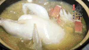 煮沸時(shí)加入蟲草花、香菇、紅棗，以料酒調(diào)味繼續(xù)小火燉煮1小時(shí)左右。