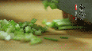 小蔥切成蔥花。