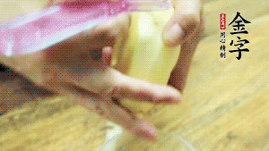將食材洗凈，茄子、土豆切滾刀塊。