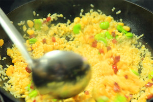 然后加入炒好的食材混合均勻，炒熟即可。出鍋前加少許黑胡椒、鹽和蔥花就可以啦?。?！