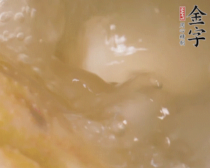 沸騰后撈出蔥結(jié)，小火燉45分鐘，加山藥再燉15分鐘。