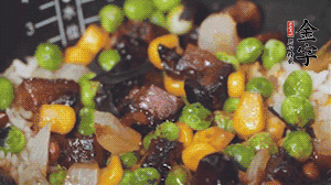 出鍋前加蠔油、生抽調(diào)味，撒點熟白芝麻即可。