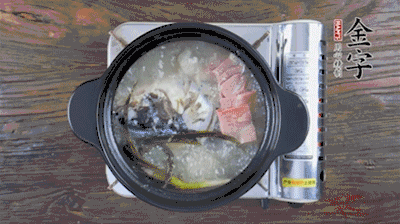 放豆腐、海鮮菇繼續(xù)中小火煮5分鐘。
