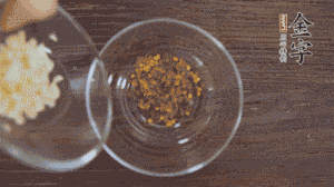 調配醬汁：依據(jù)口味倒入適量的蒜末、辣椒面、芝麻、醋、生抽、鹽、白糖，最后倒入熱油攪拌均勻。