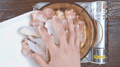 加料酒、蔥姜焯水2分鐘，清洗備用。