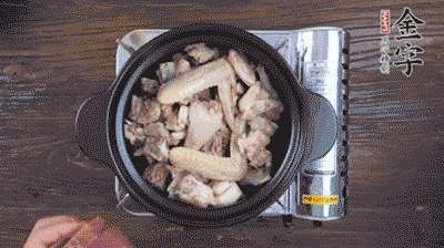 將雞肉塊、火腿、料酒、姜一同放入在燉鍋中，加冷水大火煮開后，小火燉煮40分鐘。