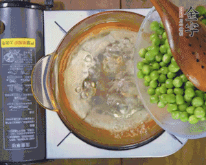 豌豆粒焯水30秒，過涼水。