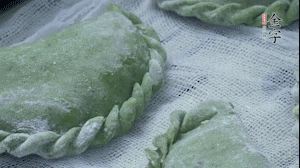 【制作】2.蒸架上墊浸濕的屜布，再放上清明果，大火蒸10~15分鐘，完成，出鍋啦！