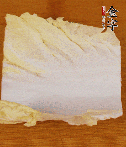 一片白菜一片淡火腿交替疊起，疊個(gè)兩三層放進(jìn)鍋內(nèi)，直到塞滿鍋。