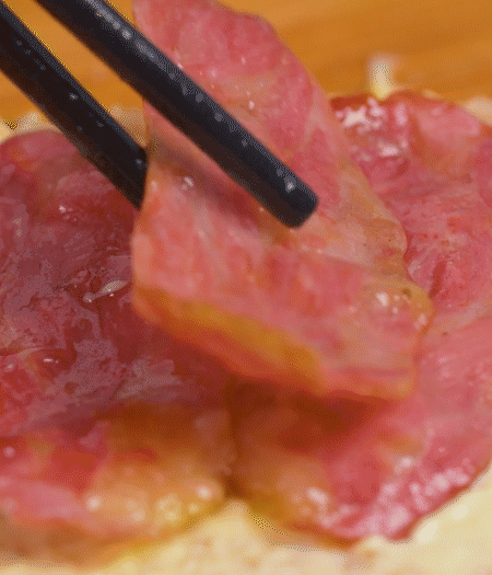 放上火腿、芝士片、生菜，再放一片土司。