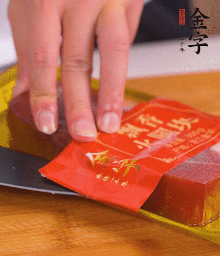 金字火腿切片，生姜切絲，蔥白切末。
