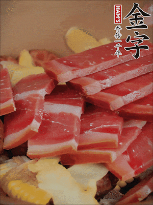除鮑魚外的所有材料放進鍋里，加清水、姜、黃酒，大火燒開，轉小火煲90分鐘。