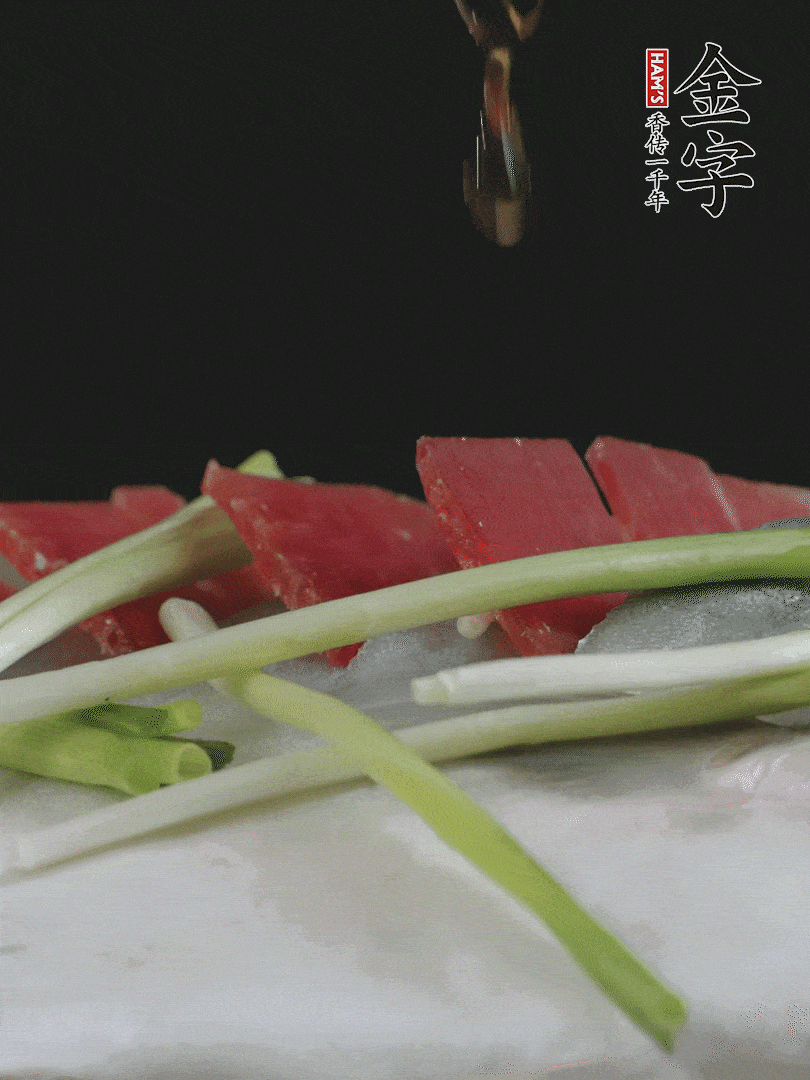 蔥白置于魚身，放適量豌豆，淋上花雕酒。
