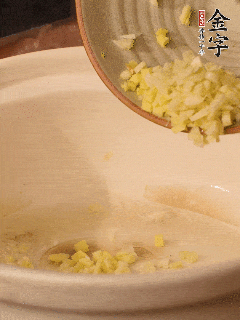 熱油下鍋，姜爆香。下冬瓜略微翻炒。