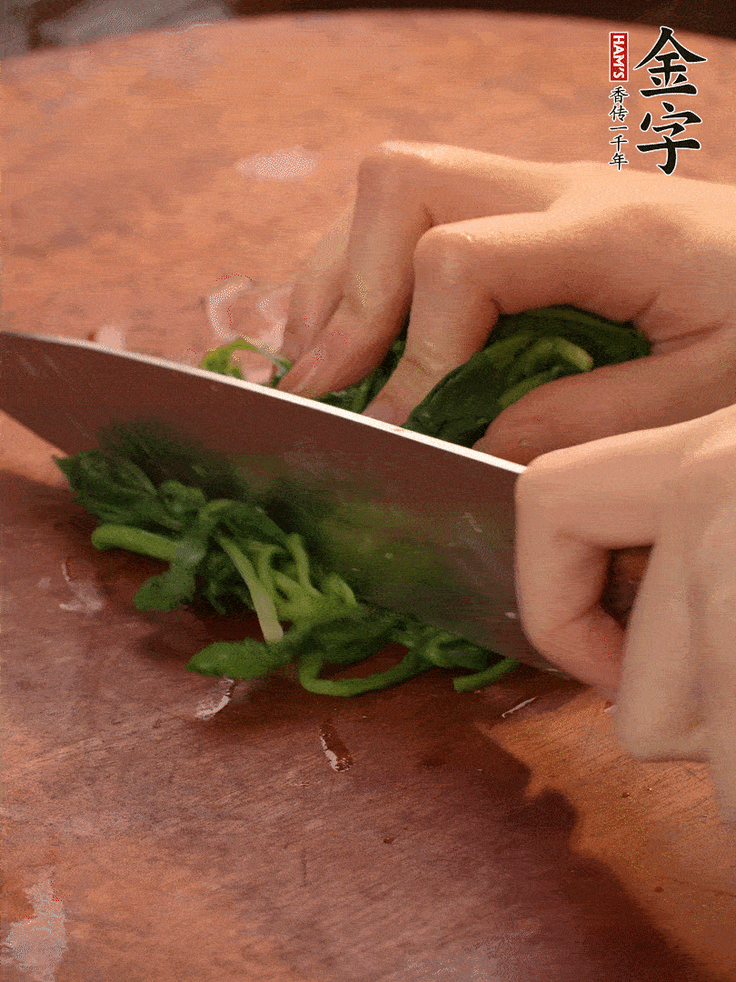 晾涼拽干水份，切碎備用。