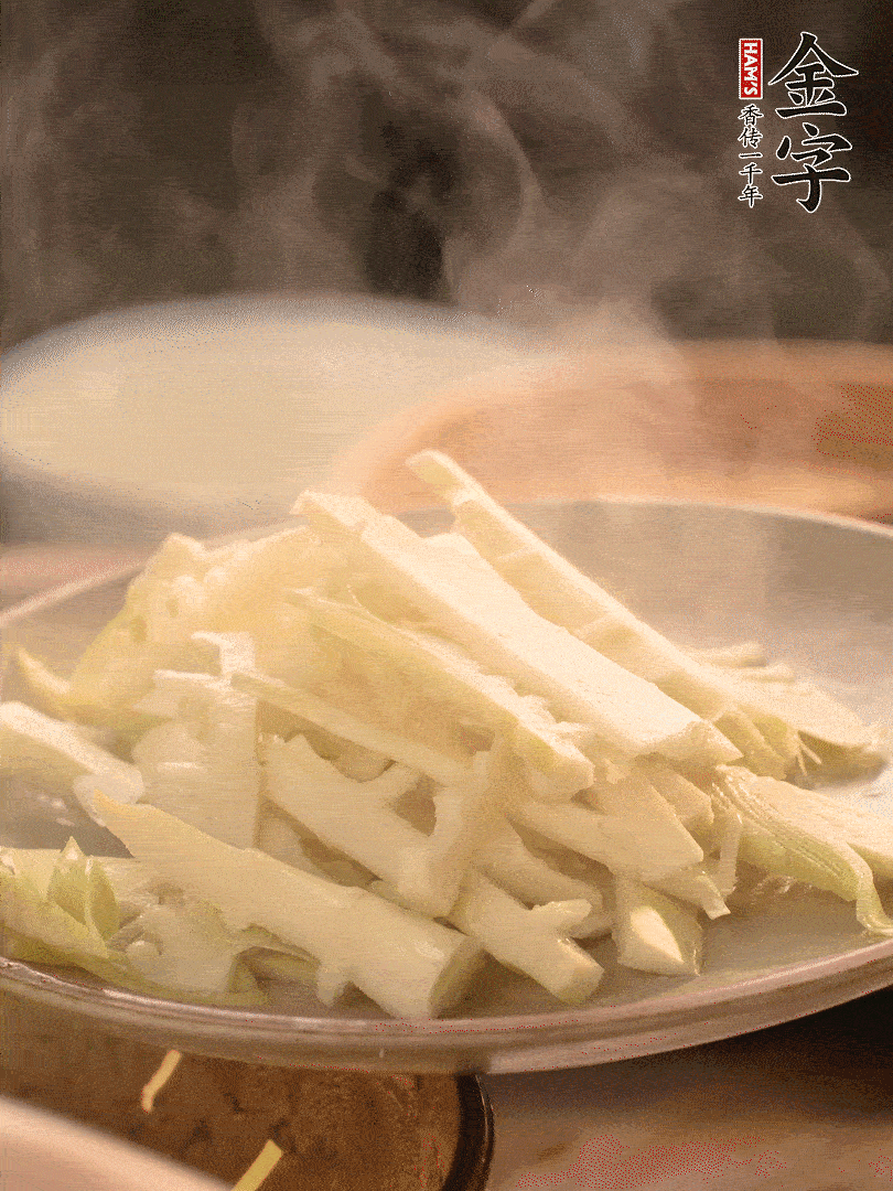 春筍切薄片，焯水去除澀味。