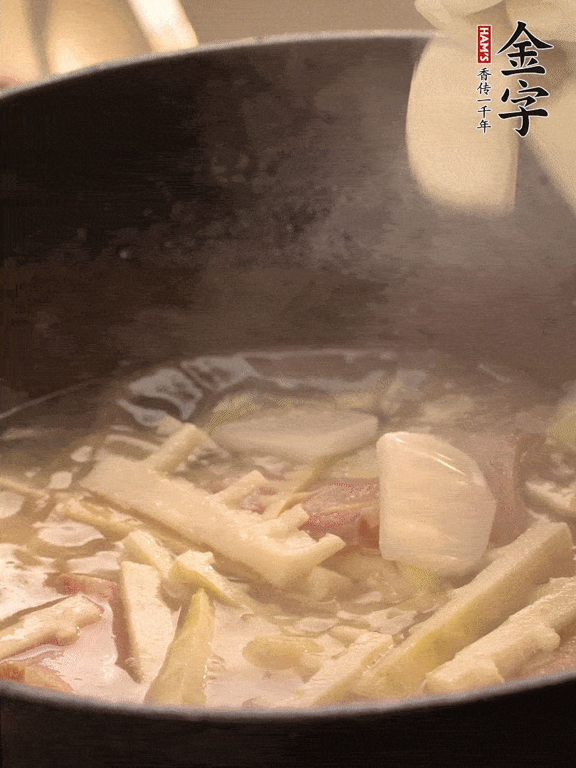 加一點(diǎn)開水后，放年糕燜2分鐘至軟。