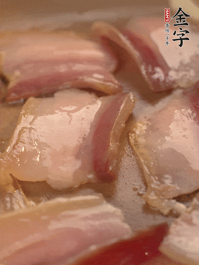 鍋中熱油煸香大蒜、咸肉。