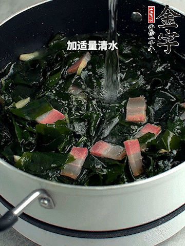 放入泡發(fā)好的裙帶菜翻炒一下，加適量清水燉煮。