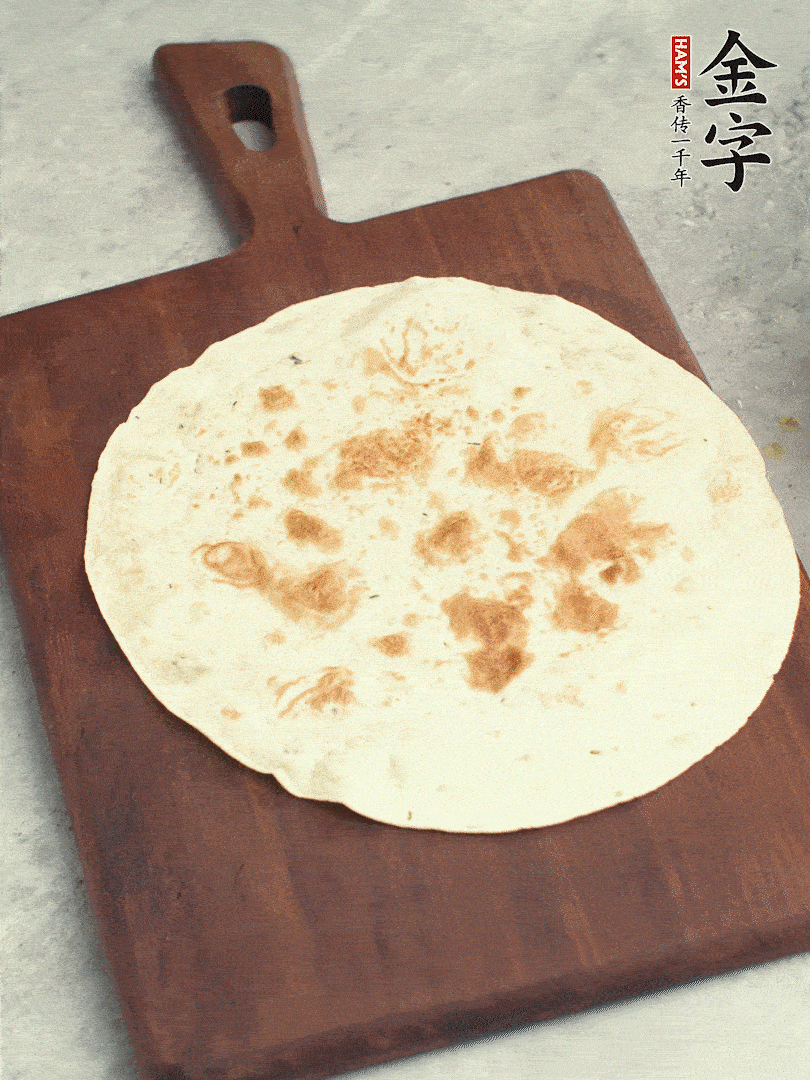 食材依次鋪在卷餅皮上，卷起來(lái)。