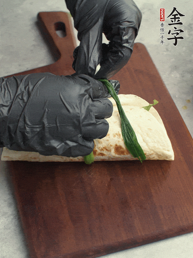 用焯過(guò)水的小蔥打結(jié)。