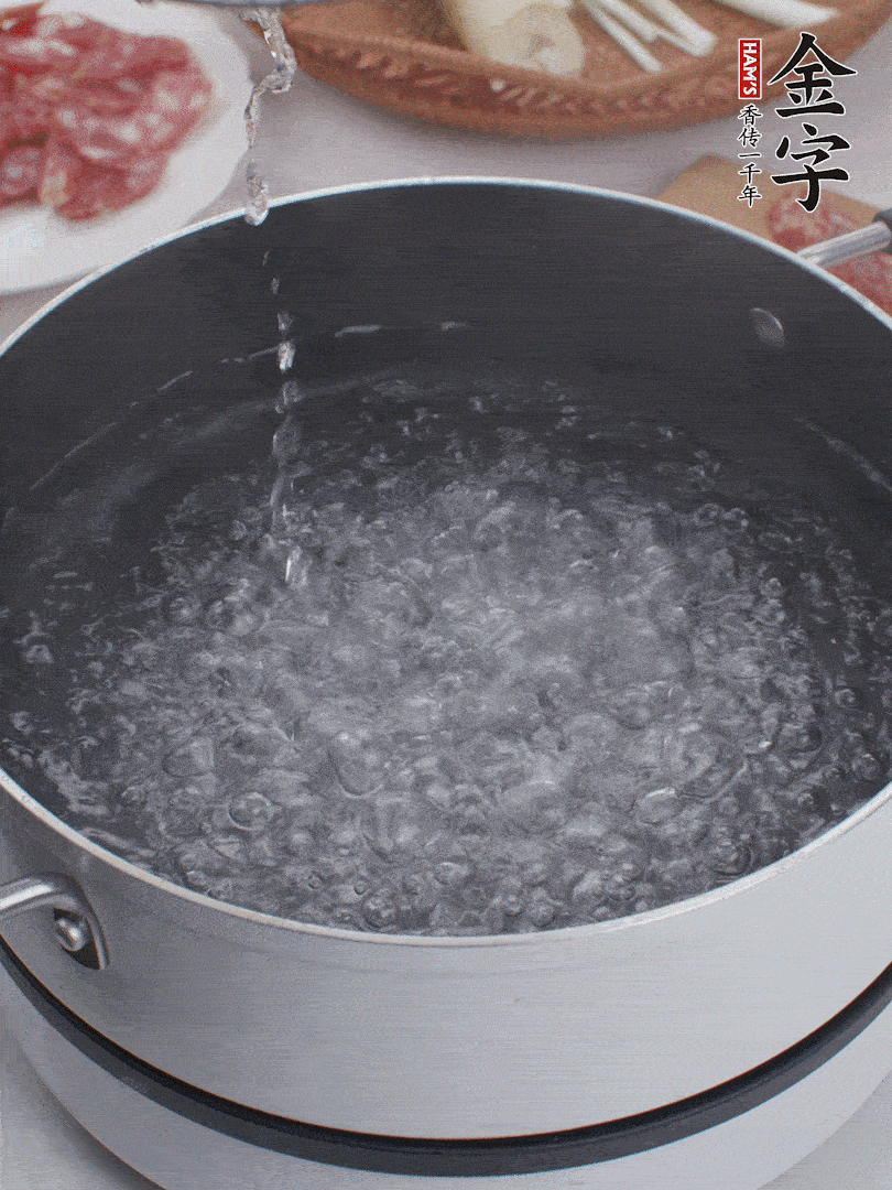 春筍去殼切片，焯水3分鐘。