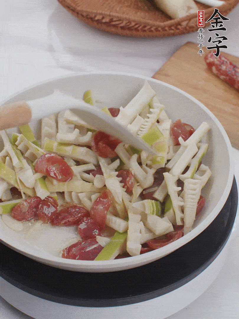 下春筍翻炒均勻，一小撮鹽調(diào)味。