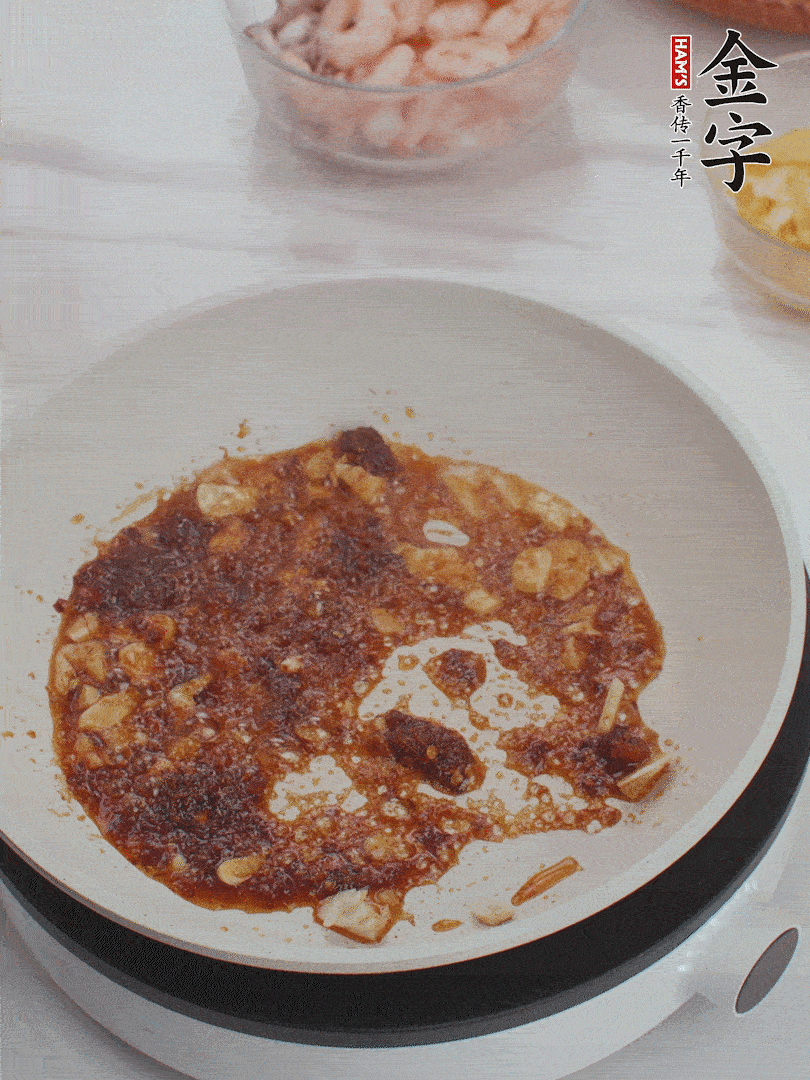 冷鍋熱油，1大勺金字火腿XO醬、蒜末炒香，倒粉絲一起炒。