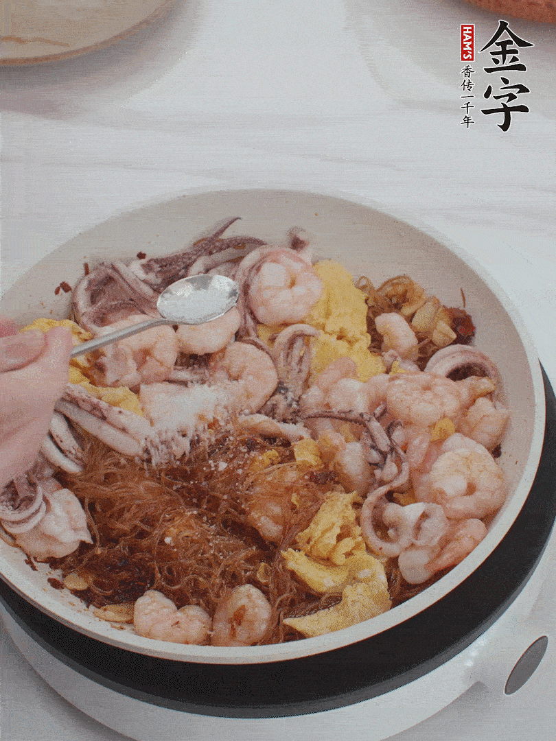 加雞蛋，蝦仁，魷魚混合。