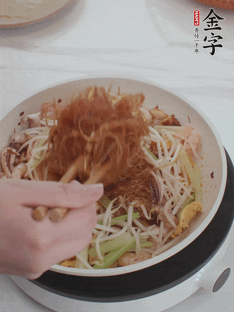 放焯好水的香芹、豆芽翻炒挑松。