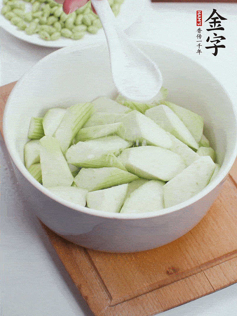 水中加1勺鹽浸泡，防止變黑。