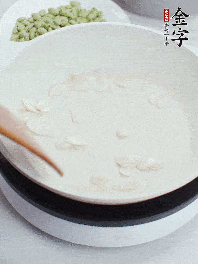 金字淡咸肉煮15分鐘，撈出切片。油5成熱時，蒜末、咸肉爆香。