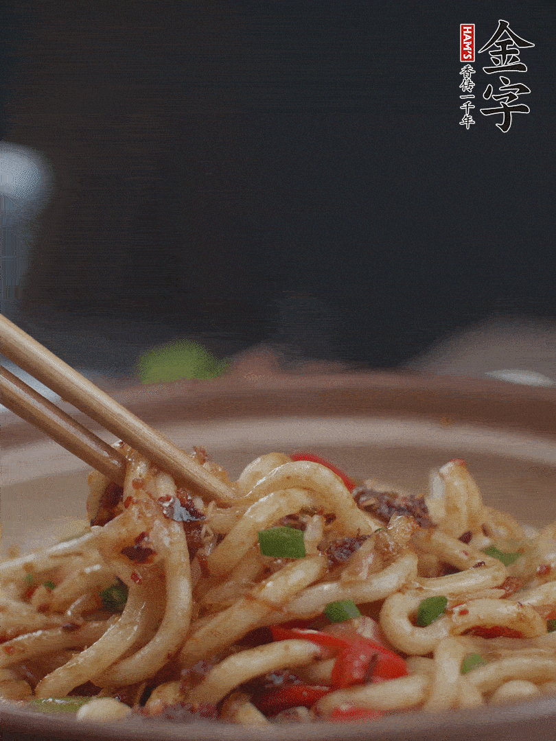 一小撮鹽調(diào)味。最后可以點綴香蔥段。