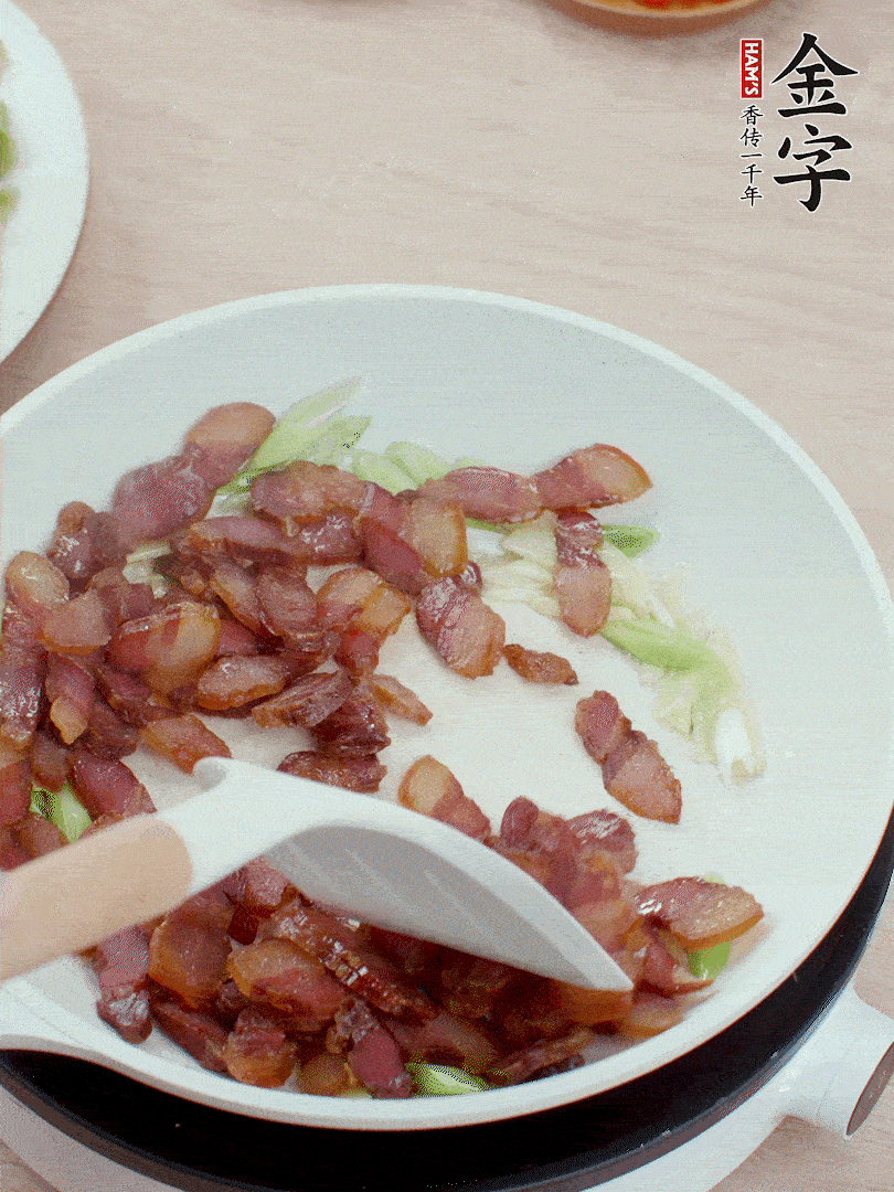 鍋中少許油，姜、蒜白爆香，下臘肉煸出油脂。